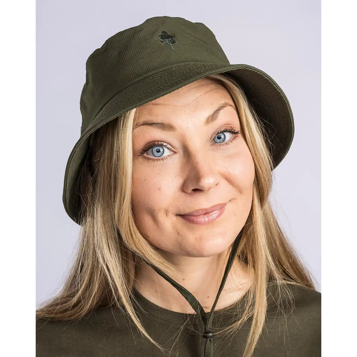 Pinewood InsectSafe Hat- Moss green- on model- front Pinewood InsectSafe Hat- Moss green- on model- front