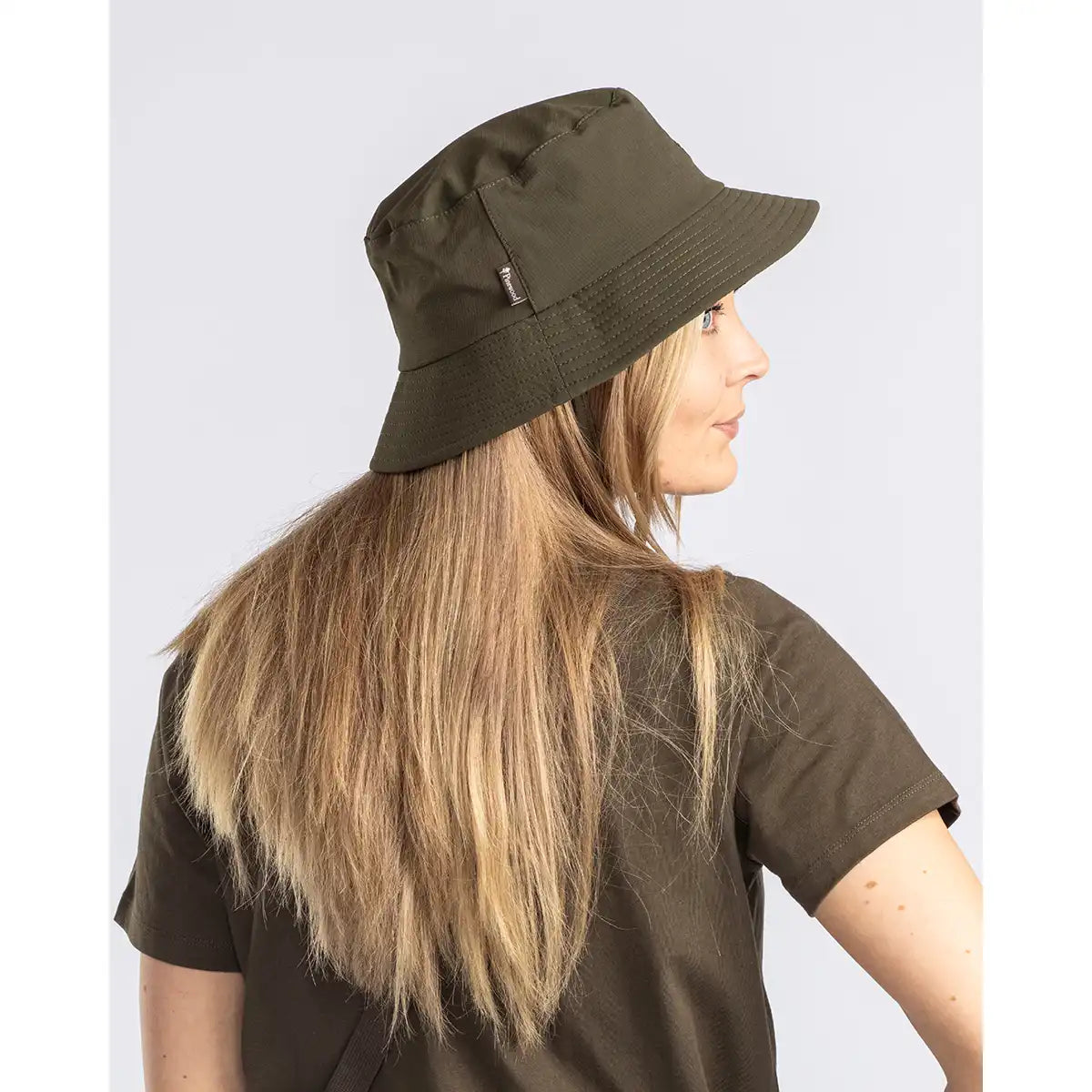 Pinewood InsectSafe Hat- Moss Green- on model Pinewood InsectSafe Hat- Moss Green- on model