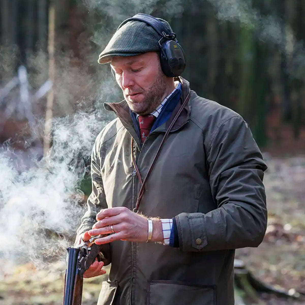 Laksen Flush Waterproof Shooting Jacket W.CTX- lifestyle- mounting gun Laksen Flush Waterproof Shooting Jacket W.CTX- lifestyle- mounting gun