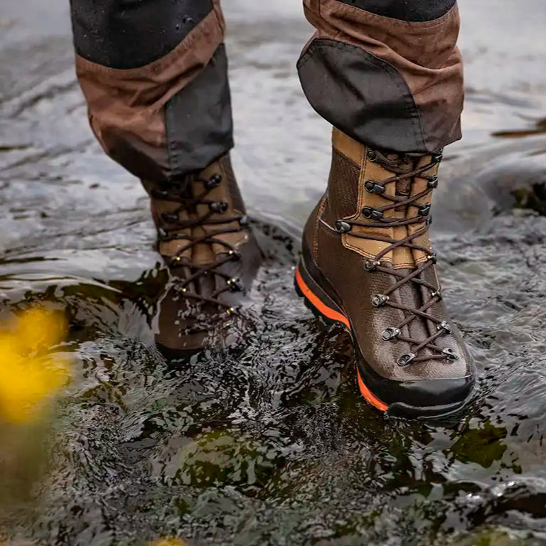 Dedito Luca Boot - Worn By Model - In Water Dedito Luca Boot - Worn By Model - In Water