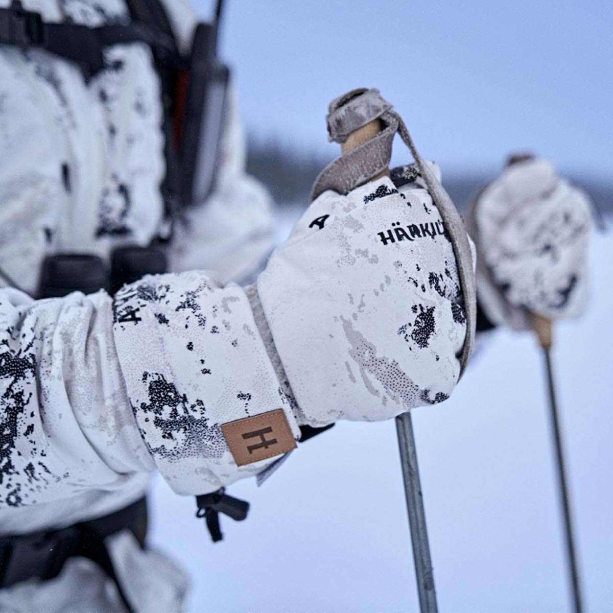 Harkila Active Winter WSP Insulated Mitten - Lifestyle Harkila Active Winter WSP Insulated Mitten - Lifestyle