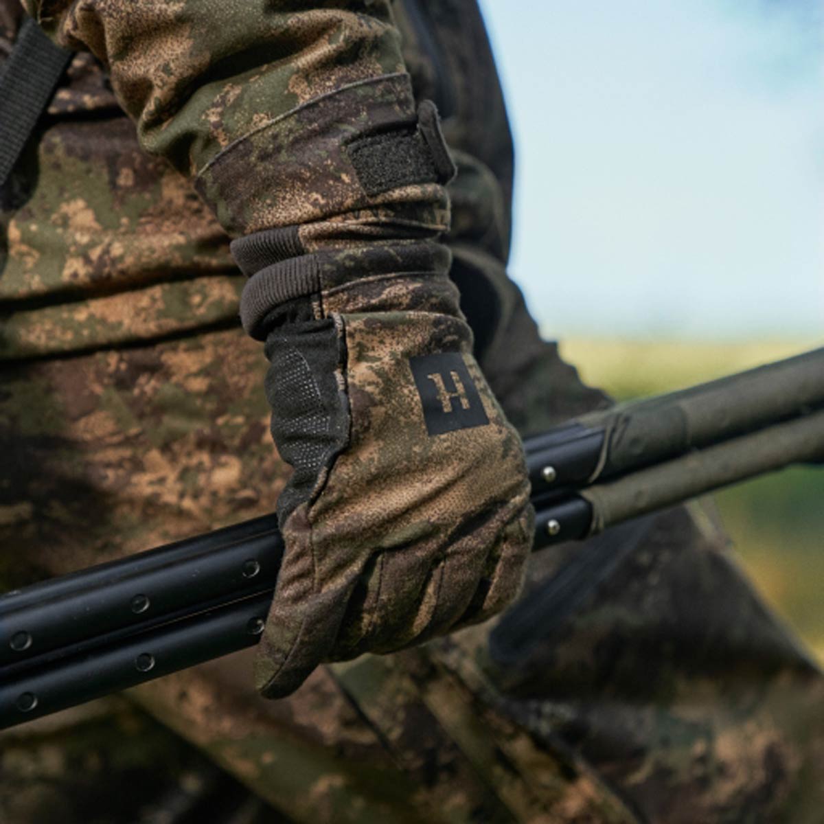 Harkila Deer Stalker Camo HWS Gloves - On Model Harkila Deer Stalker Camo HWS Gloves - On Model