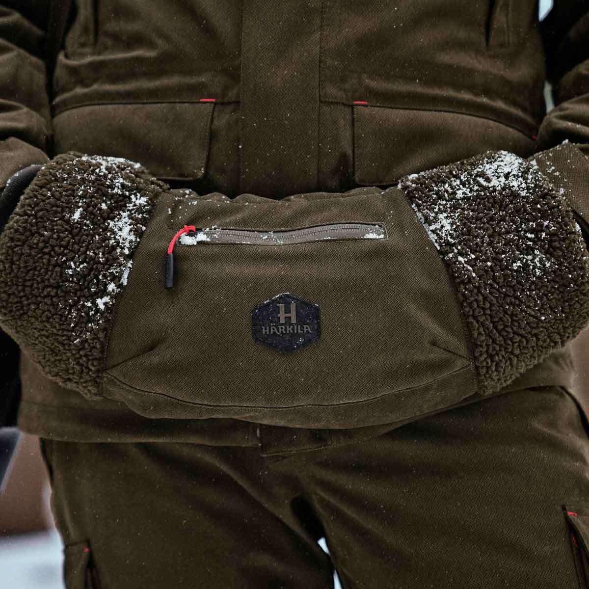 Harkila Driven Hunt Heat Muff - lifestyle Harkila Driven Hunt Heat Muff - lifestyle