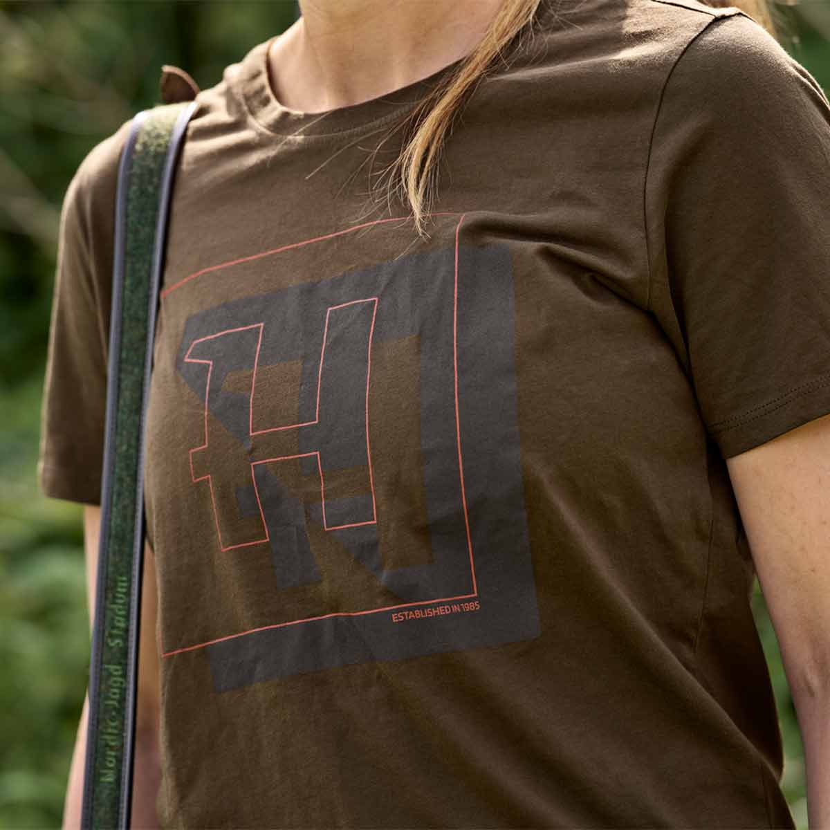 Harkila H-Logo Women's S/S T-Shirt - Detail - Model Harkila H-Logo Women's S/S T-Shirt - Detail - Model
