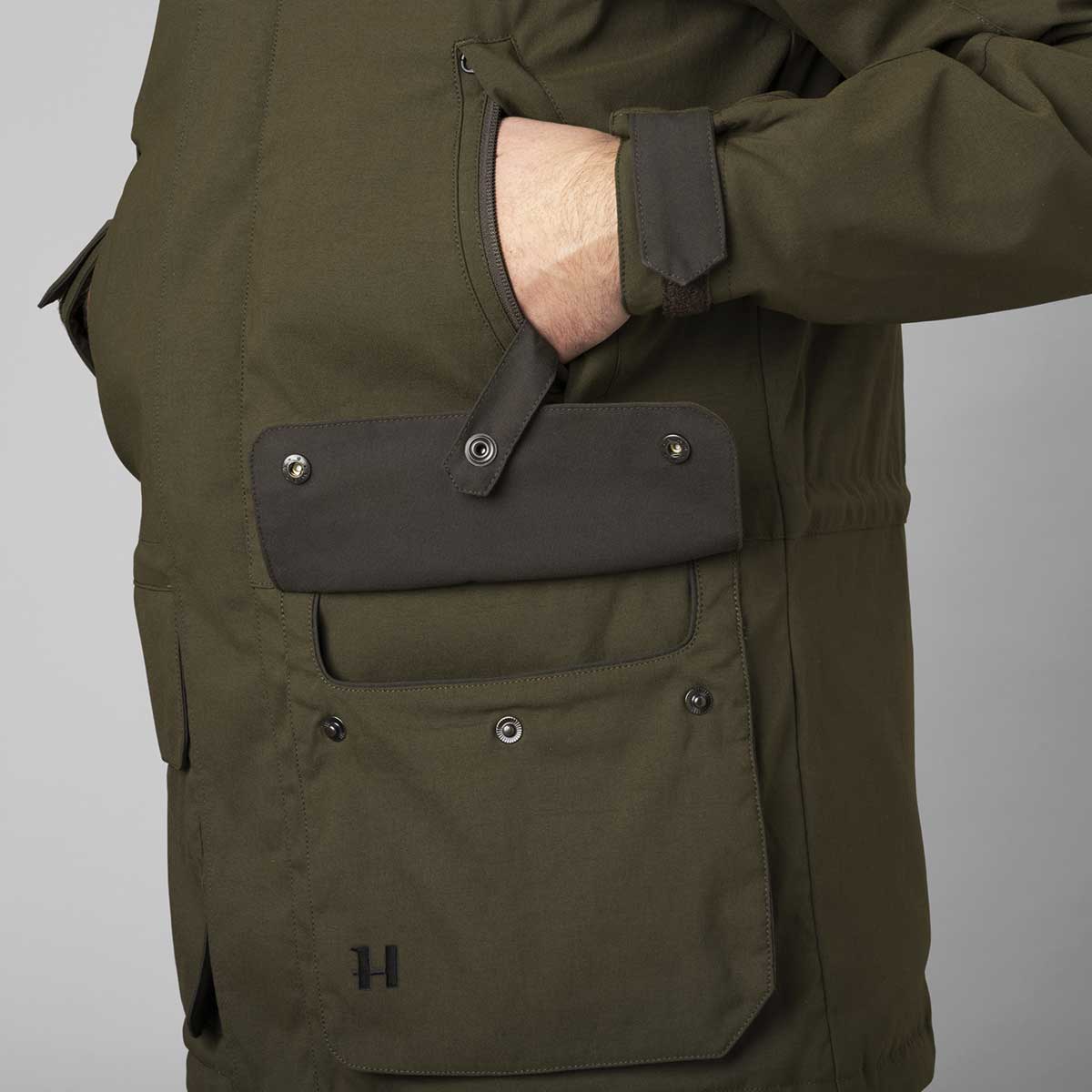 Harkila Pro Hunter Shooting GTX Jacket - Pocket detail with quick load strap Harkila Pro Hunter Shooting GTX Jacket - Pocket detail with quick load strap