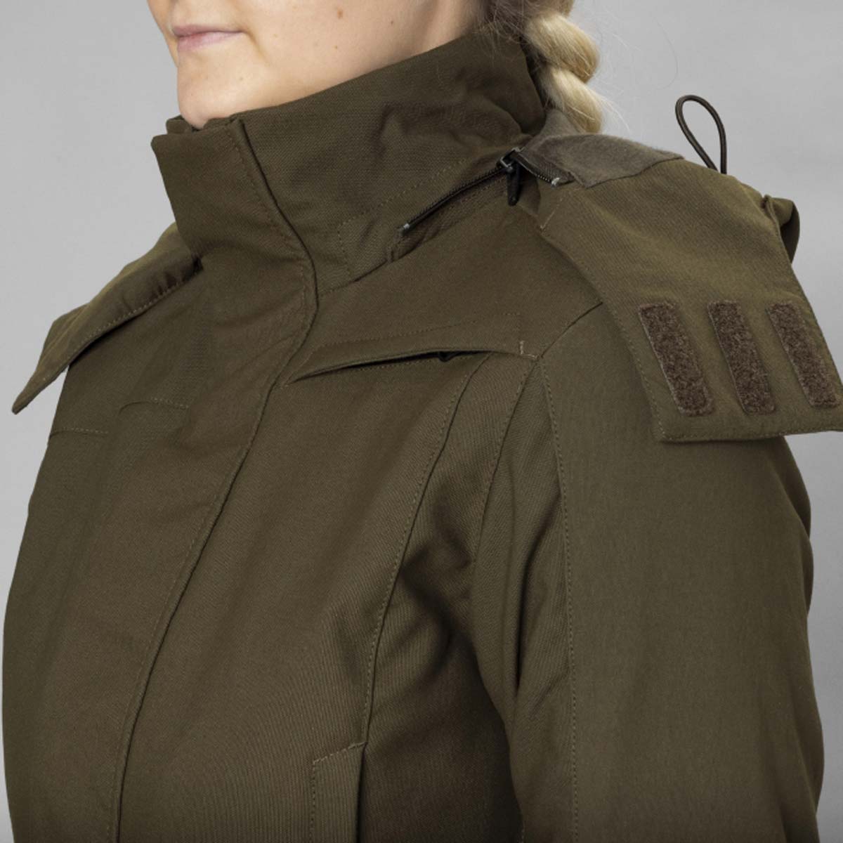 Harkila Pro Hunter Women's GTX Jacket - Neck Detail Harkila Pro Hunter Women's GTX Jacket - Neck Detail