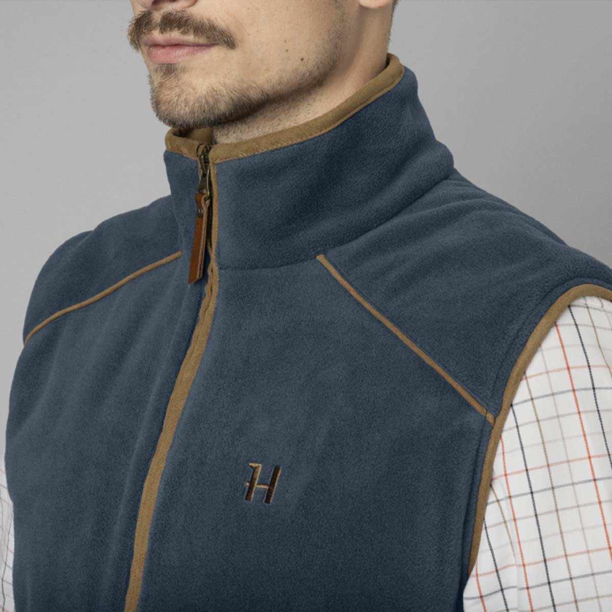 Harkila Sandhem 200 Mens Fleece Waistcoat - Blue - Neck Detail Harkila Sandhem 200 Mens Fleece Waistcoat - Blue - Neck Detail