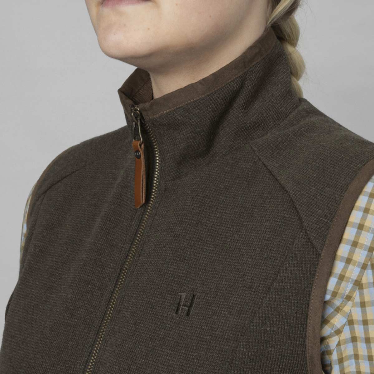 Harkila Sandhem Pro Women's Waistcoat - Neck Detail Harkila Sandhem Pro Women's Waistcoat - Neck Detail