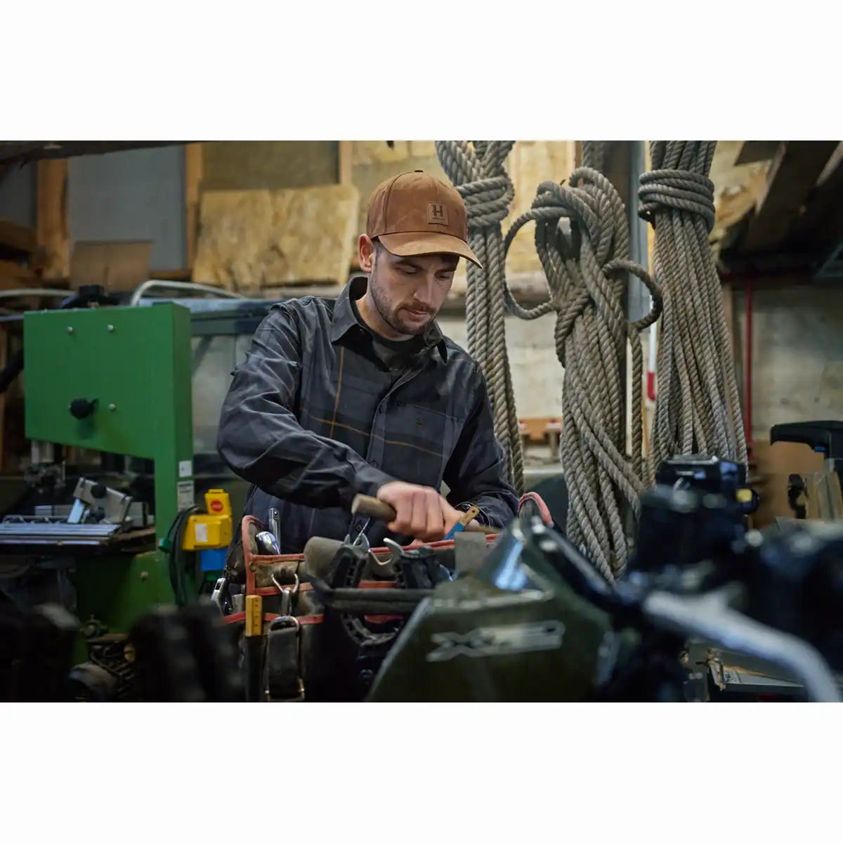 Harkila Berkshire Cap - Antique Bronze - Worn By Model Harkila Berkshire Cap - Antique Bronze - Worn By Model