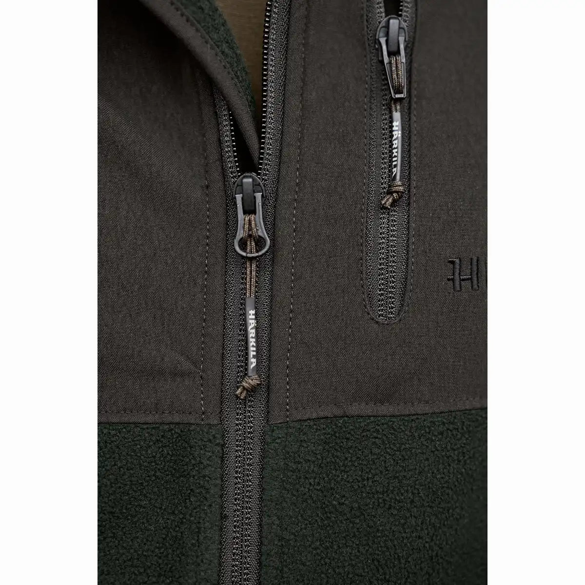Harkila Fjell Fleece Jacket - Jet Set/Meteorite - Chest Zip Close Up Harkila Fjell Fleece Jacket - Jet Set/Meteorite - Chest Zip Close Up