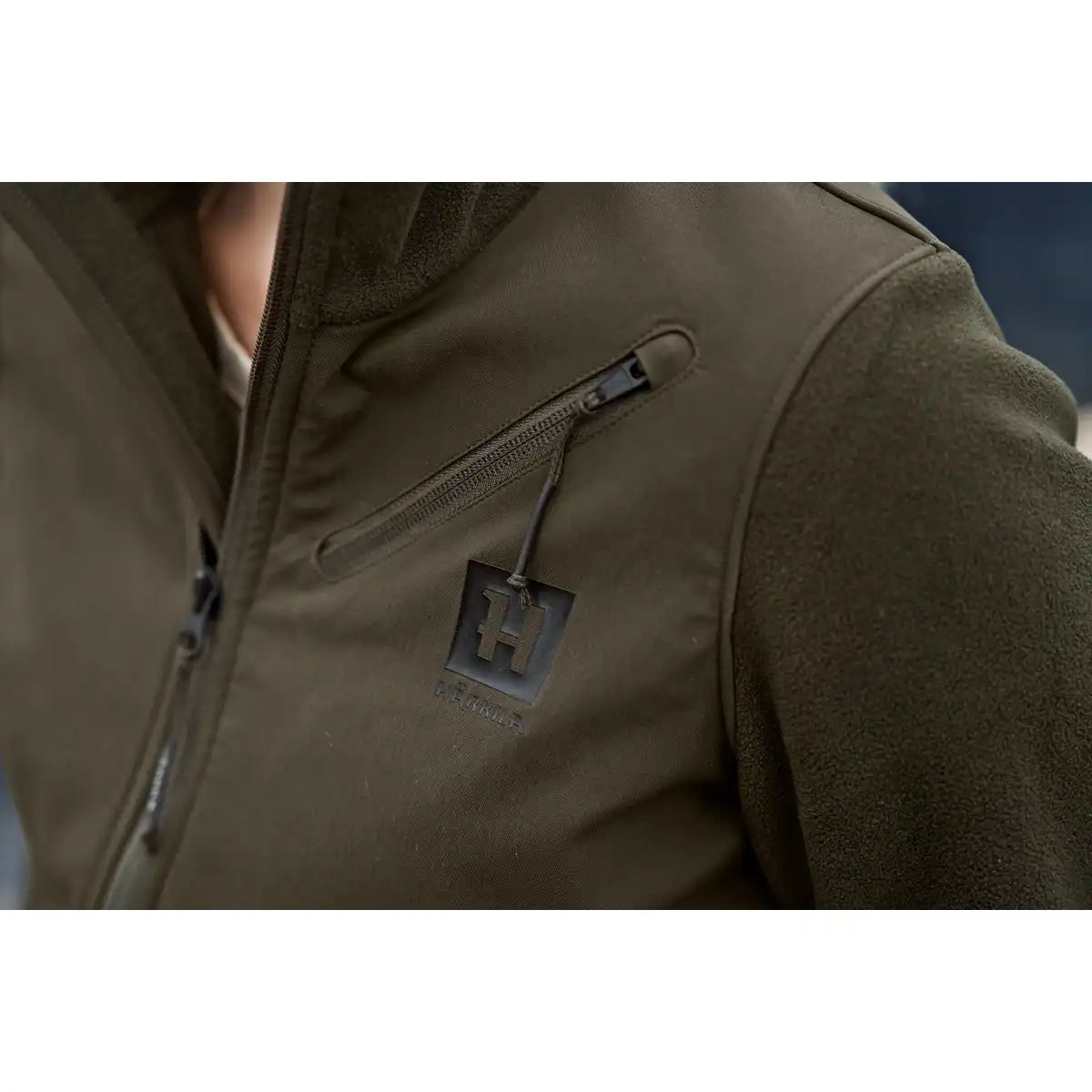 Härkila Fjell Women's Fleece Jacket - Worn by Model - Chest Zip Close Up Härkila Fjell Women's Fleece Jacket - Worn by Model - Chest Zip Close Up