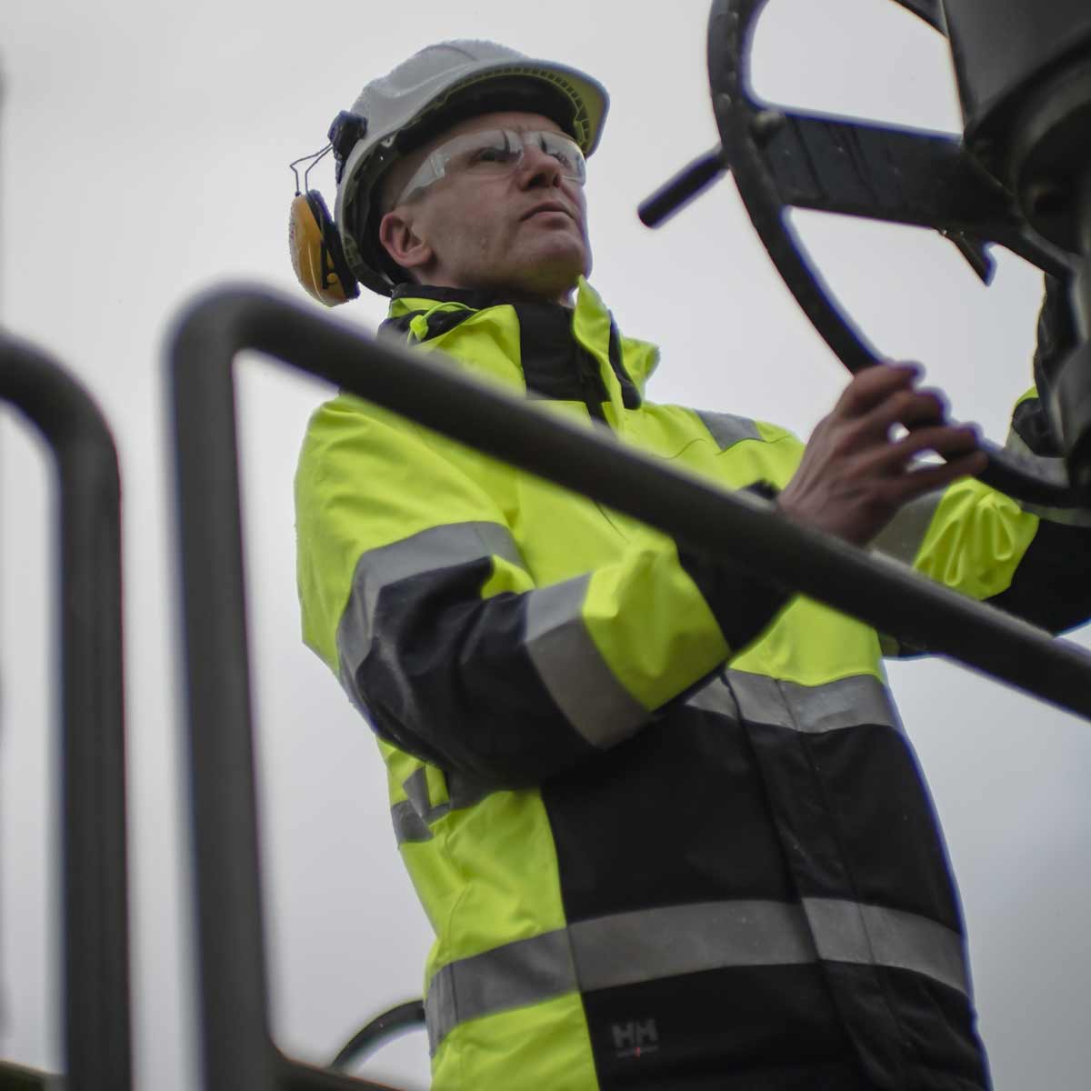 Helly-Hansen-Alna-2.0-Winter-Insulated-Jacket-Lifestyle Helly-Hansen-Alna-2.0-Winter-Insulated-Jacket-Lifestyle