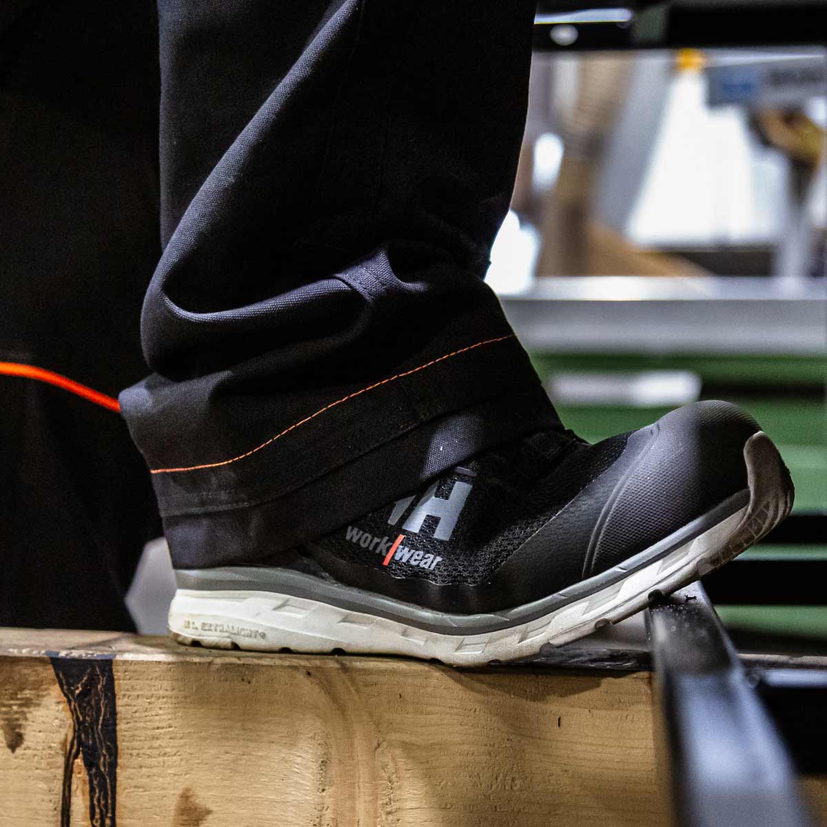 Helly-Hansen-Chelsea-Evolution-BRZ-Low-Cut-BOA-S1P-Lifestyle Helly-Hansen-Chelsea-Evolution-BRZ-Low-Cut-BOA-S1P-Lifestyle