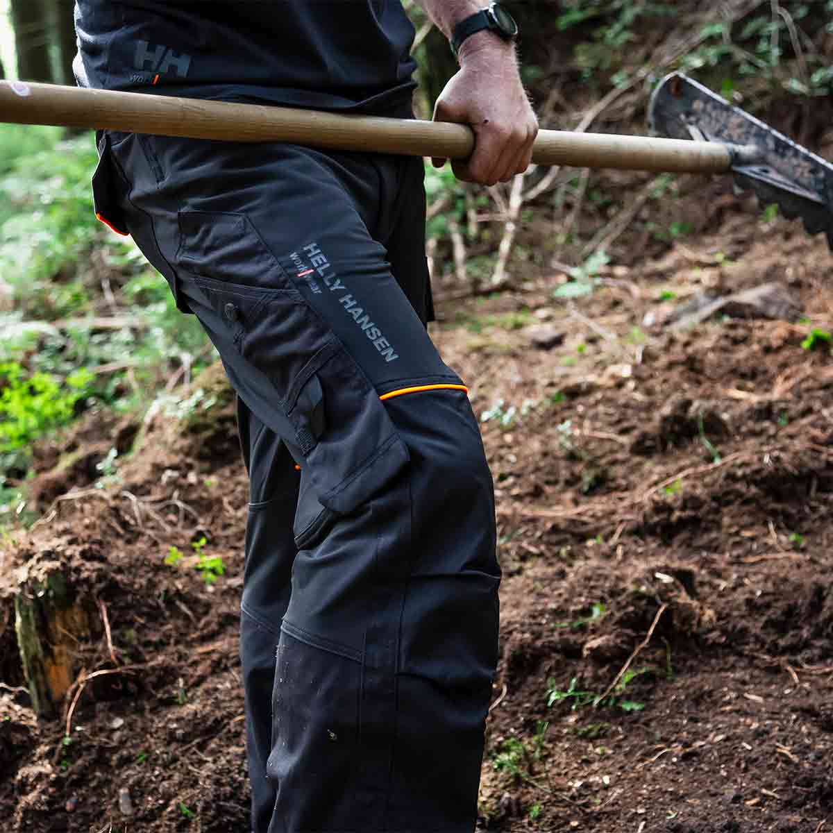 Helly Hansen Chelsea Evolution Work Pant - Black - Model Helly Hansen Chelsea Evolution Work Pant - Black - Model