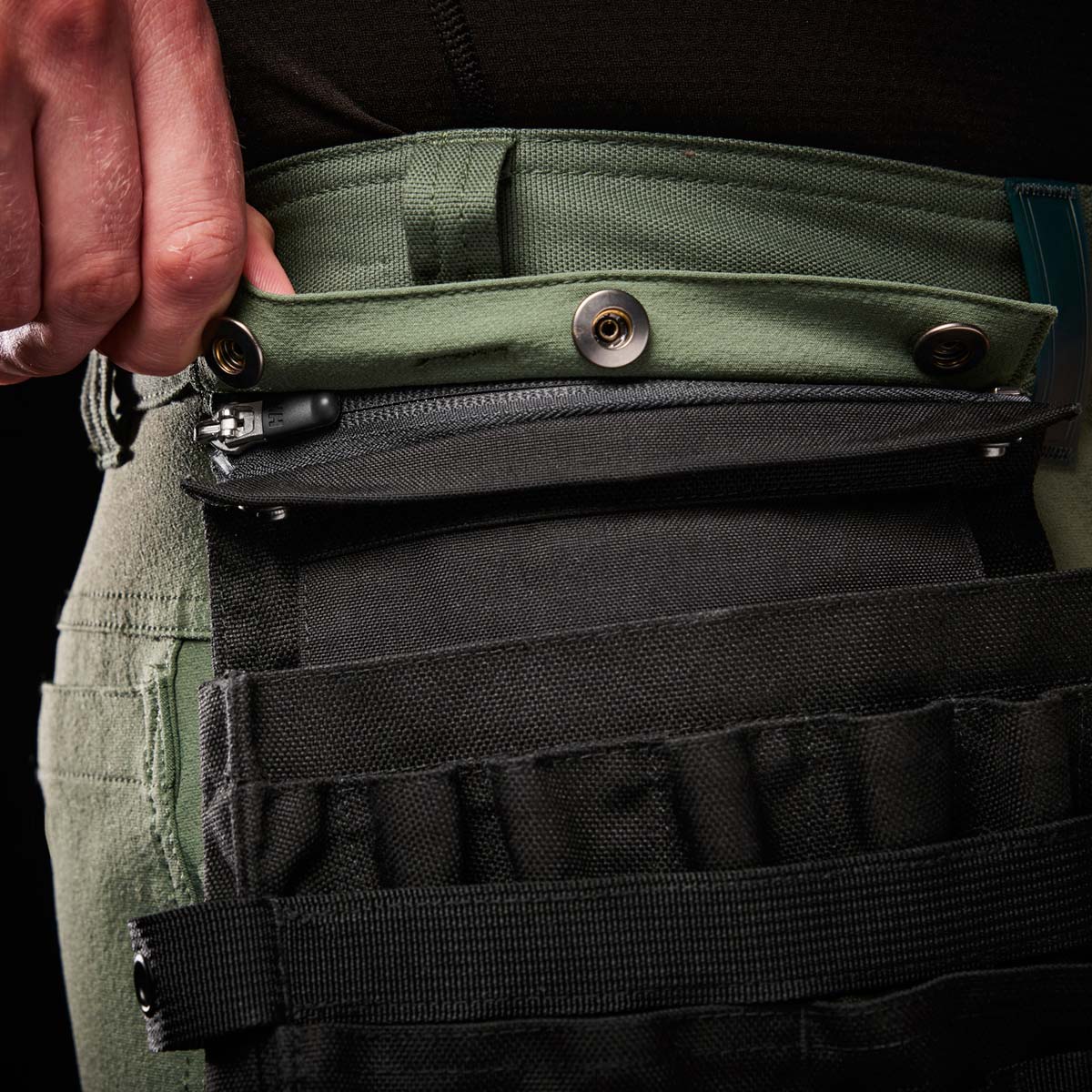 Helly Hansen Connect™ Electrician Pocket - Attaching Helly Hansen Connect™ Electrician Pocket - Attaching