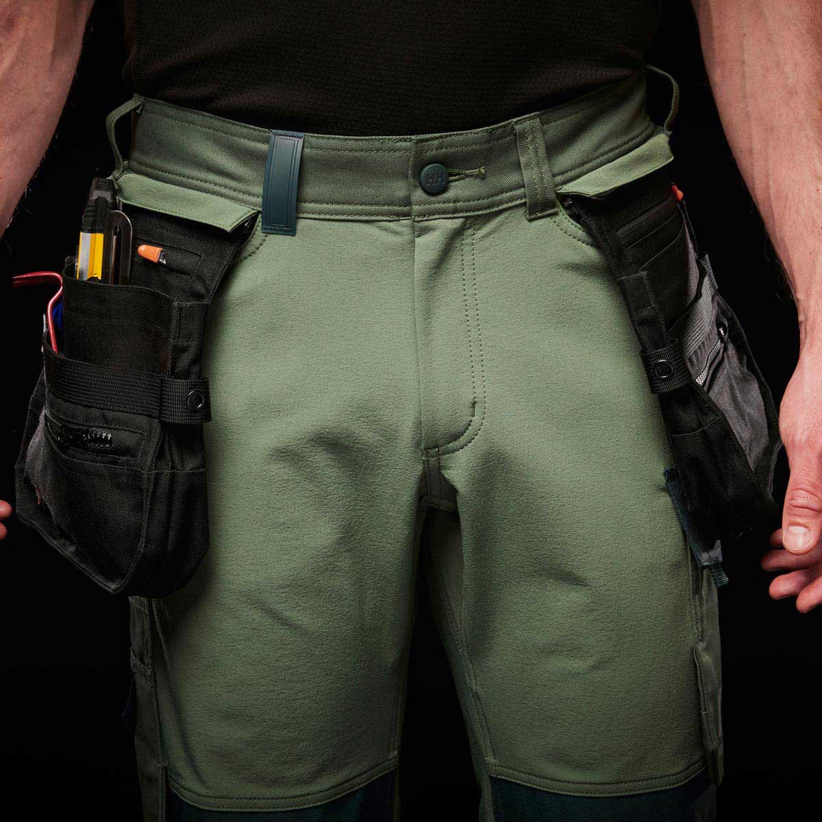 Helly Hansen Connect™ Utility Pocket - on model Helly Hansen Connect™ Utility Pocket - on model