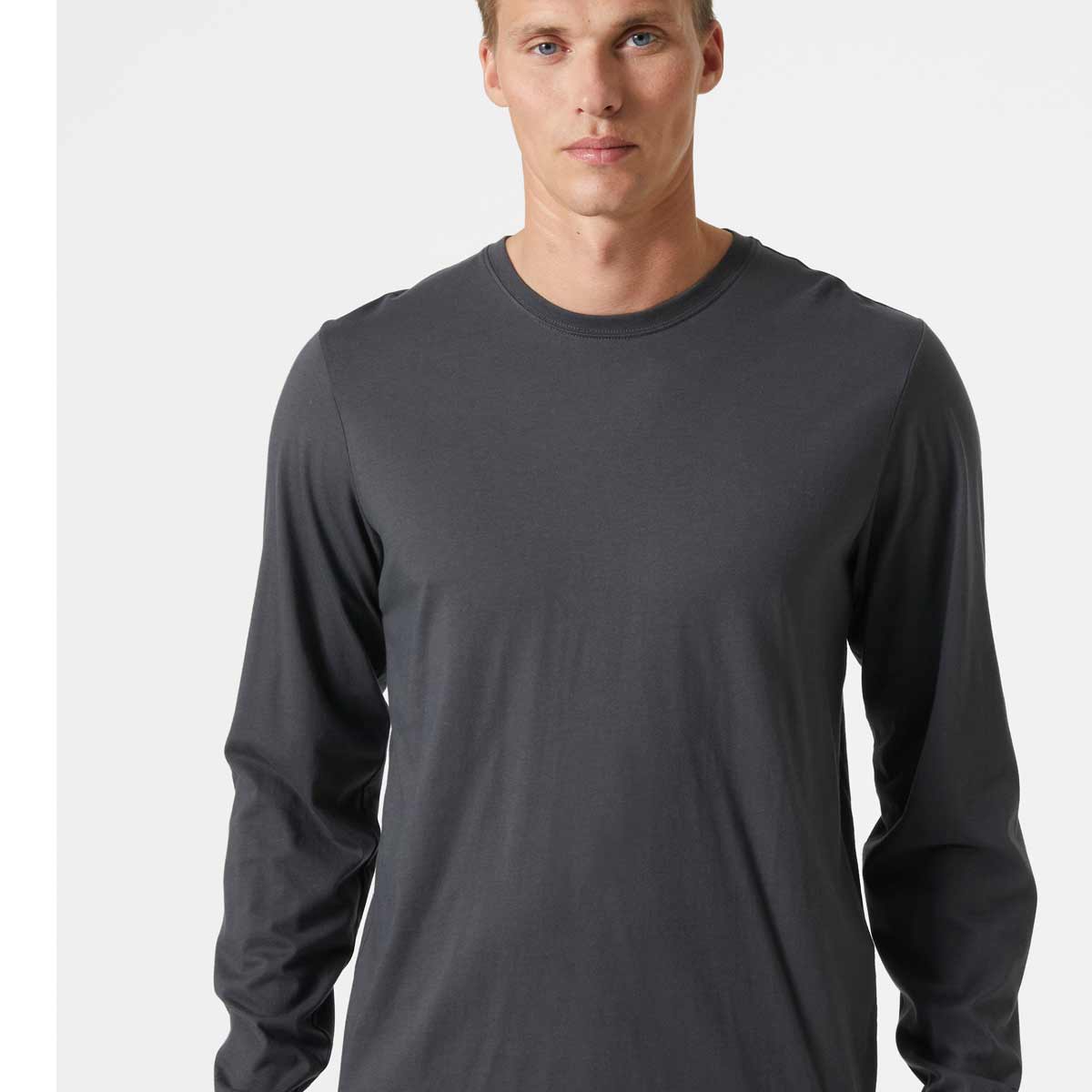 Helly-Hansen-Manchester-Long-sleeve-Dark-Grey-Onbody Helly-Hansen-Manchester-Long-sleeve-Dark-Grey-Onbody