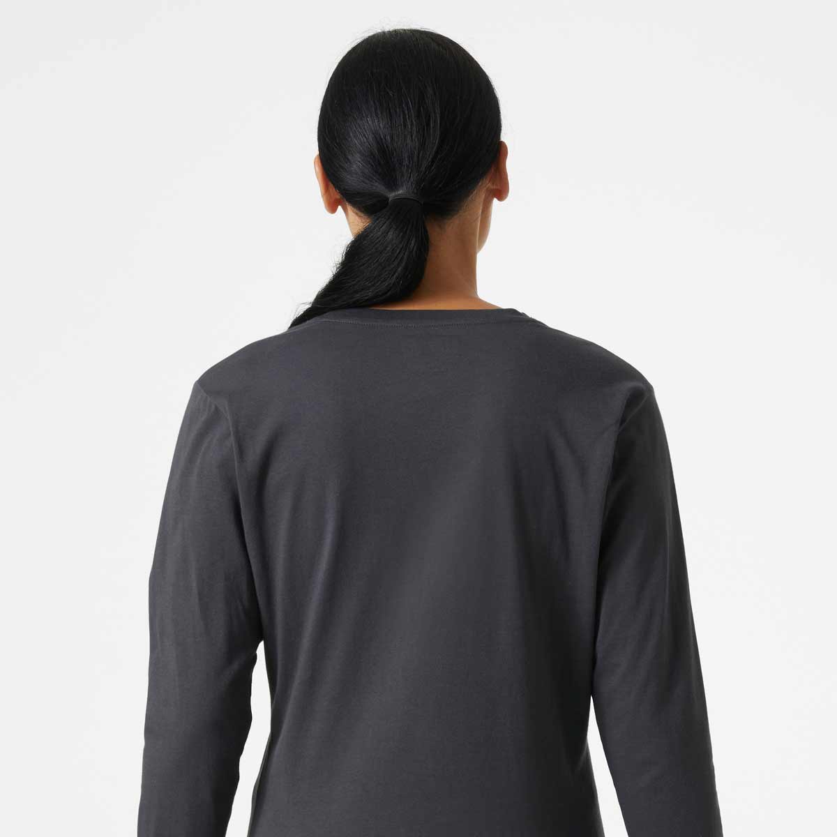 Helly-Hansen-Women_s-Manchester-Long-sleeve-Dark-Grey-onbody Helly-Hansen-Women_s-Manchester-Long-sleeve-Dark-Grey-onbody