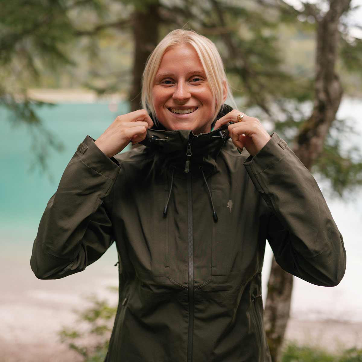 Pinewood Abisko Women's 3L Jacket - Moss Green - Model Pinewood Abisko Women's 3L Jacket - Moss Green - Model