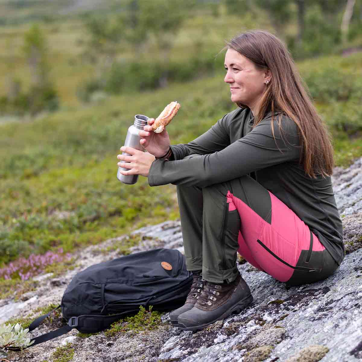 Pinewood Abisko Women's Brenton Trousers - Pink Blush/Moss Green - Model Pinewood Abisko Women's Brenton Trousers - Pink Blush/Moss Green - Model