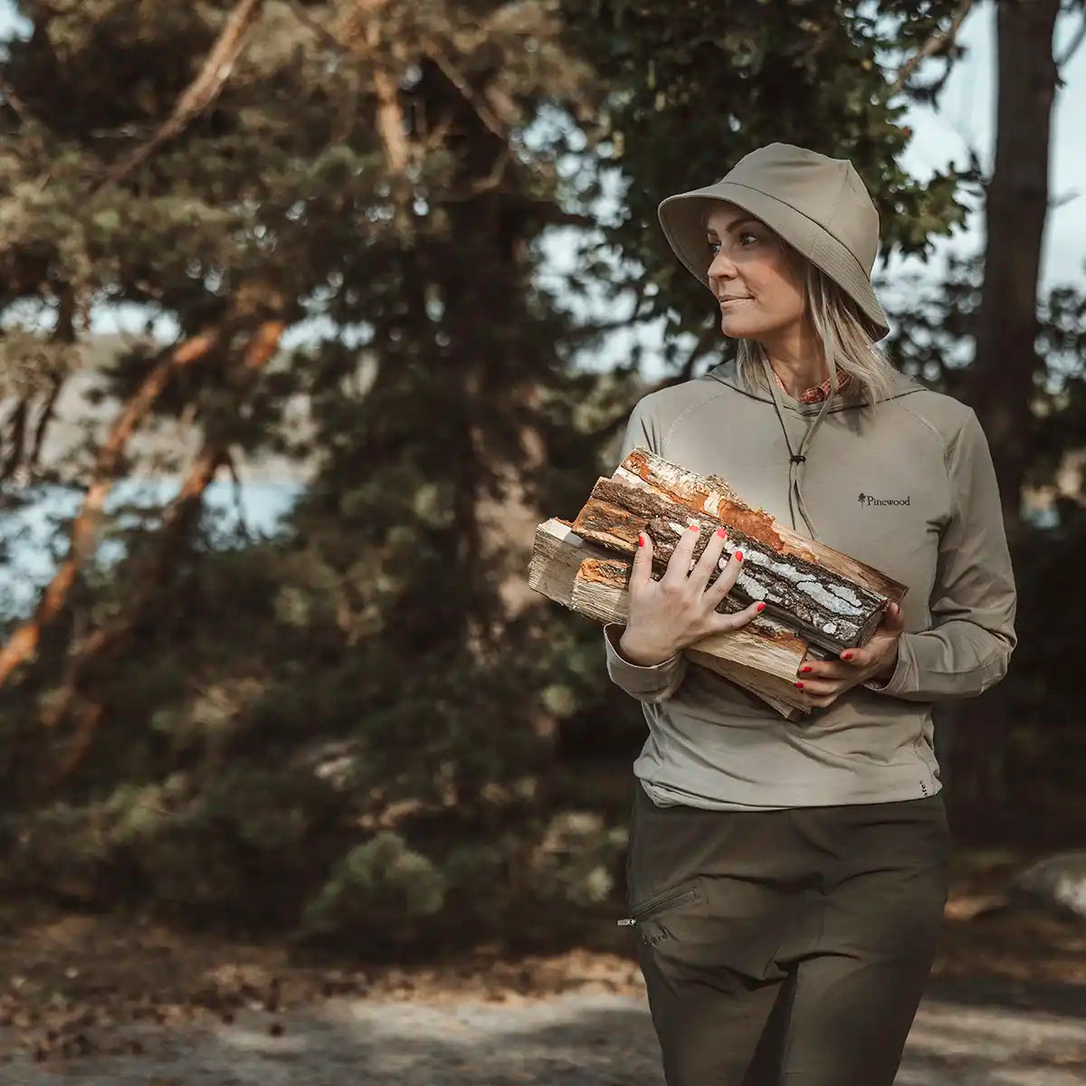 Pinewood InsectSafe Hat- Light Khaki- lifestyle- camping Pinewood InsectSafe Hat- Light Khaki- lifestyle- camping