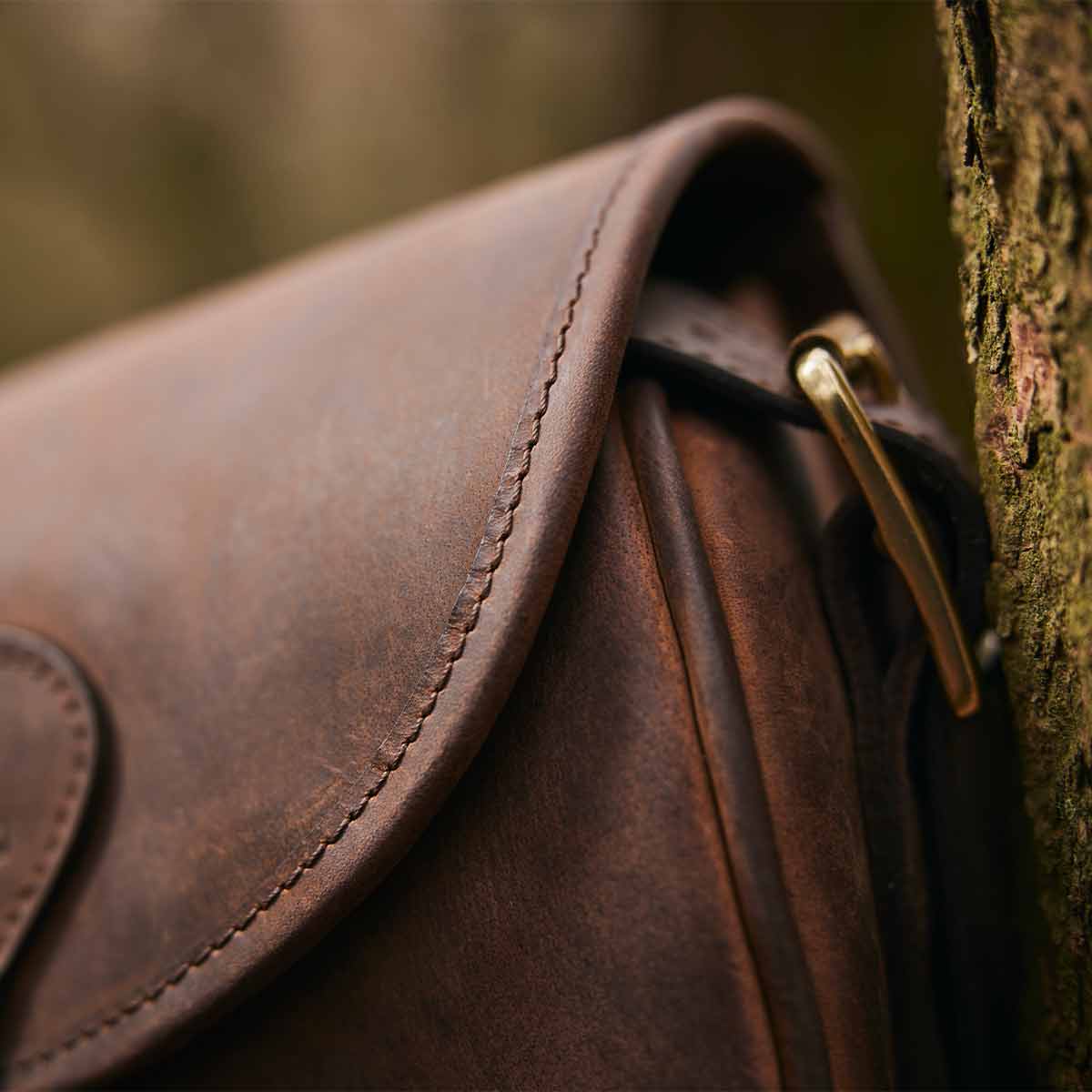 Chatham Premium Antique Oiled Leather Cartridge Bag - Brown - Detail Chatham Premium Antique Oiled Leather Cartridge Bag - Brown - Detail