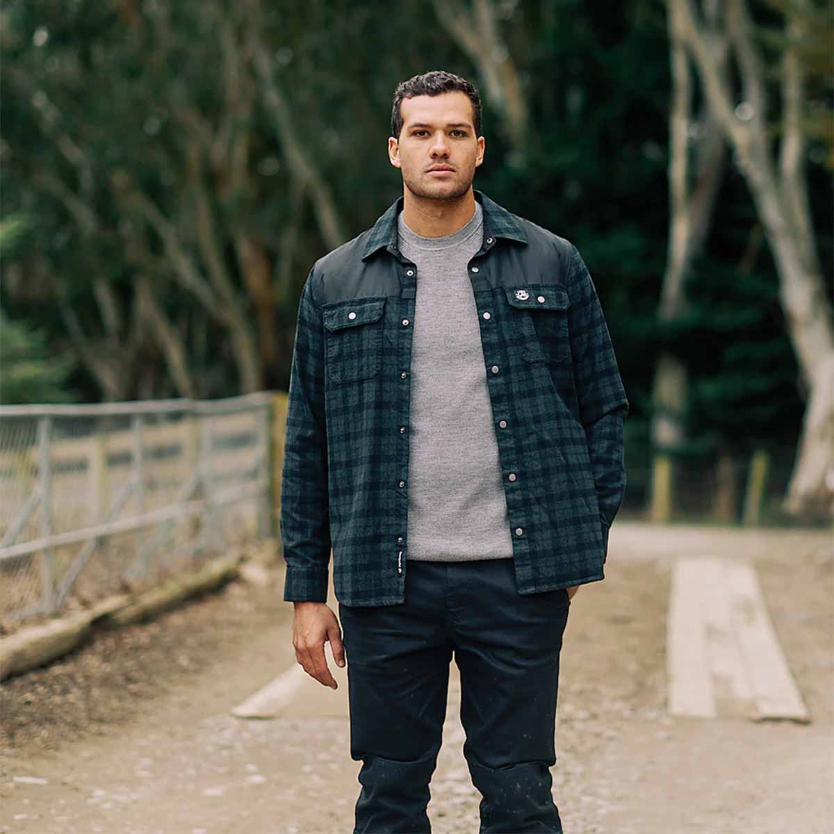 Swanndri Otahu River V2 Merino Crew - Grey Marle - Model Swanndri Otahu River V2 Merino Crew - Grey Marle - Model