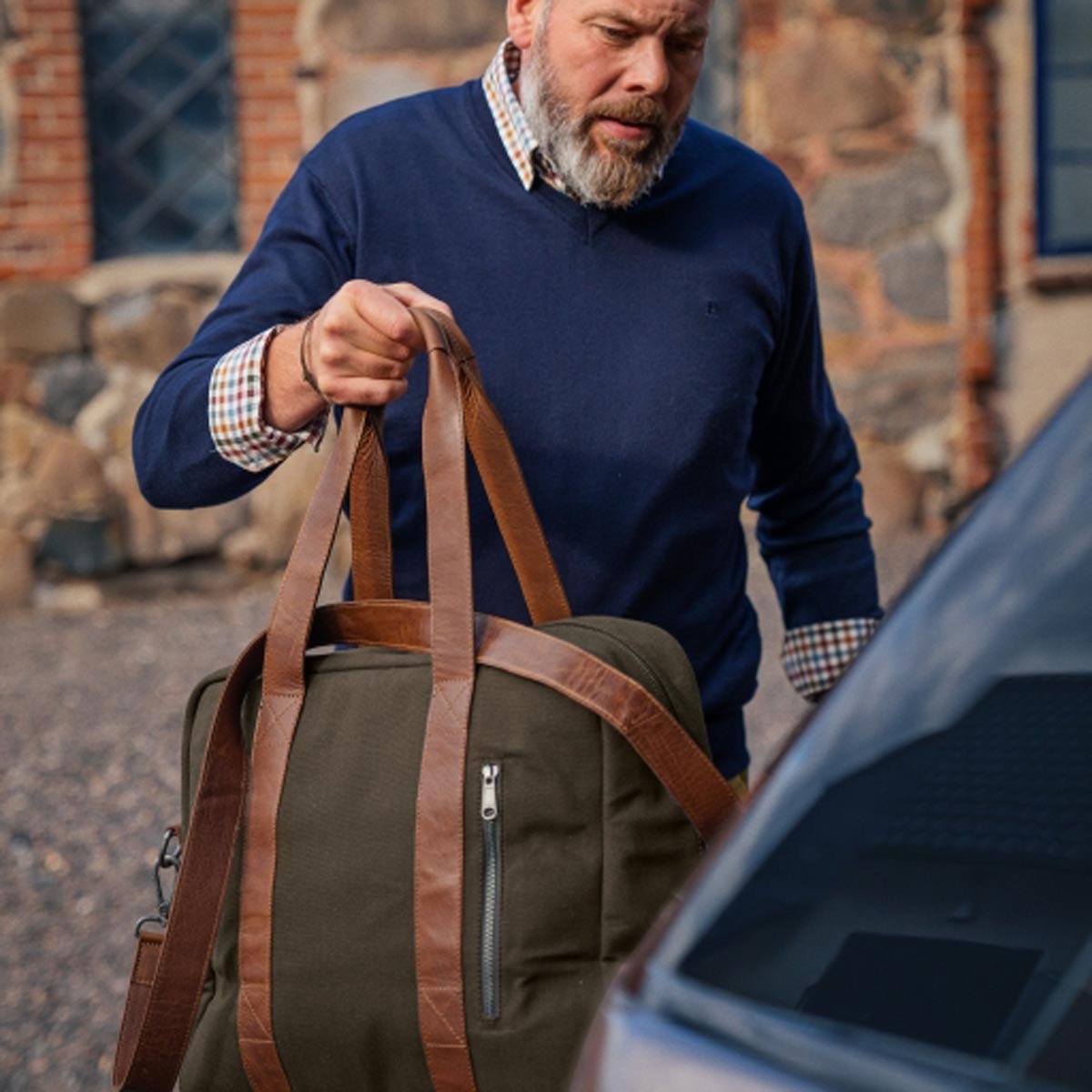 Harkila Weekend Bag - With Model Harkila Weekend Bag - With Model