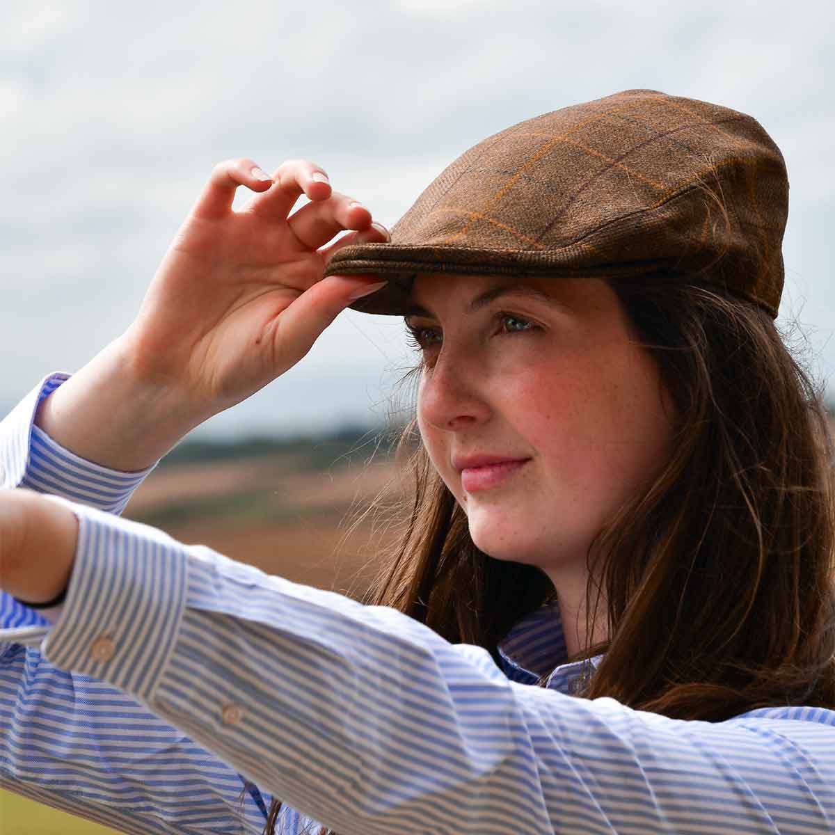 Laksen Cara Tweed Flat Cap - Model