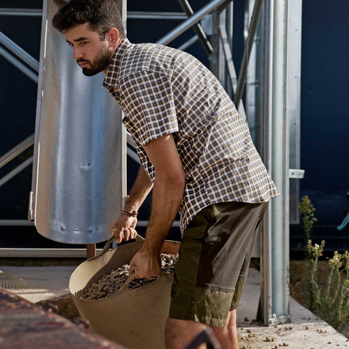 Härkila Fjell Shorts - On Model