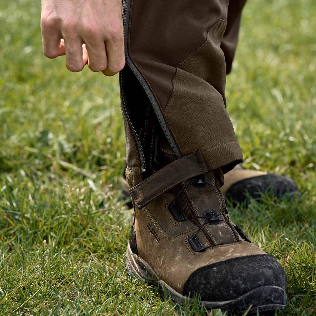 Harkila Flex Trousers - Model - Zip Leg
