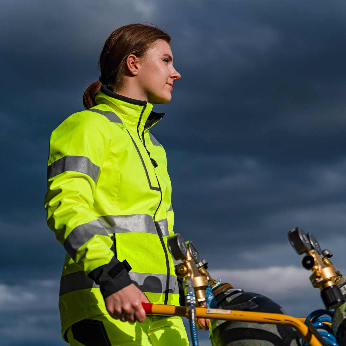     Helly-Hansen-Women_s-Luna-Hi-Vis-Softshell-Jacket-Life