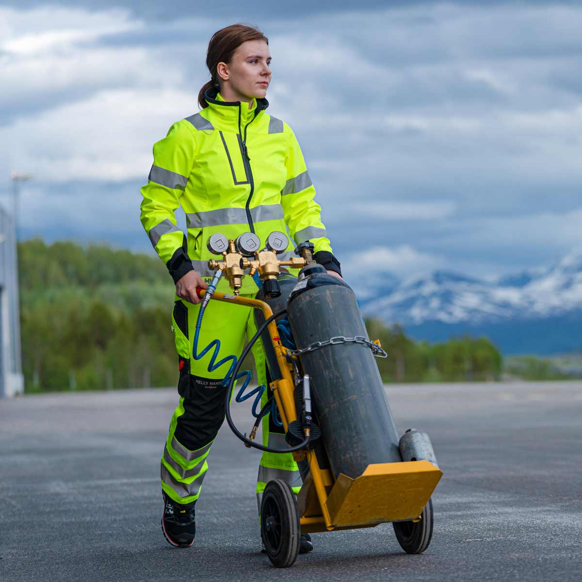    Helly-Hansen-Women_s-Luna-Hi-Vis-Softshell-Jacket-lifestyle