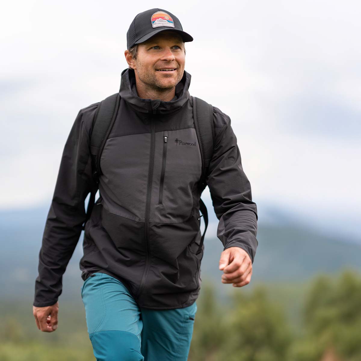 Pinewood Abisko Light Stretch Jacket - Dark Anthracite - Model