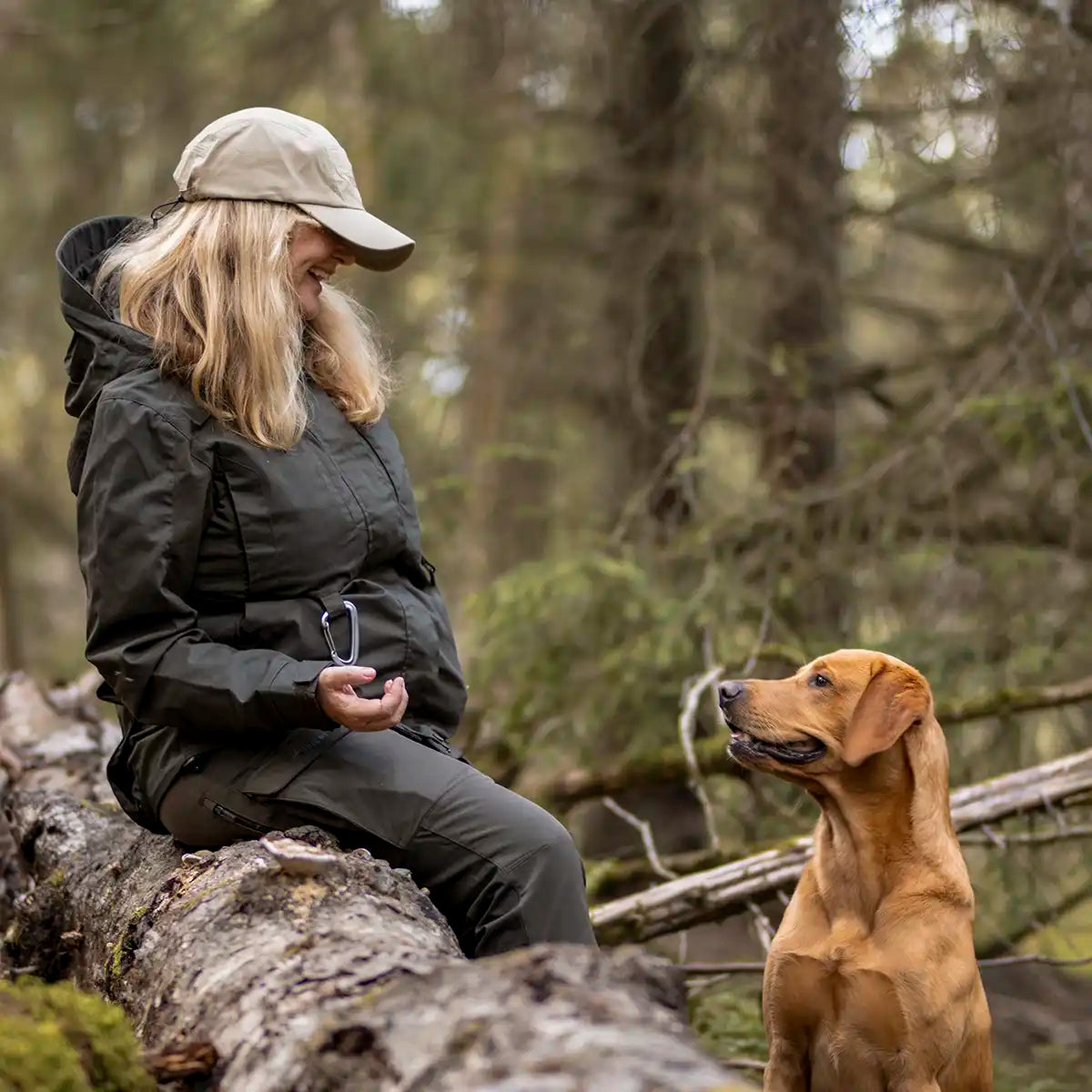 Pinewood InsectSafe Cap- Light Khaki on model with dog