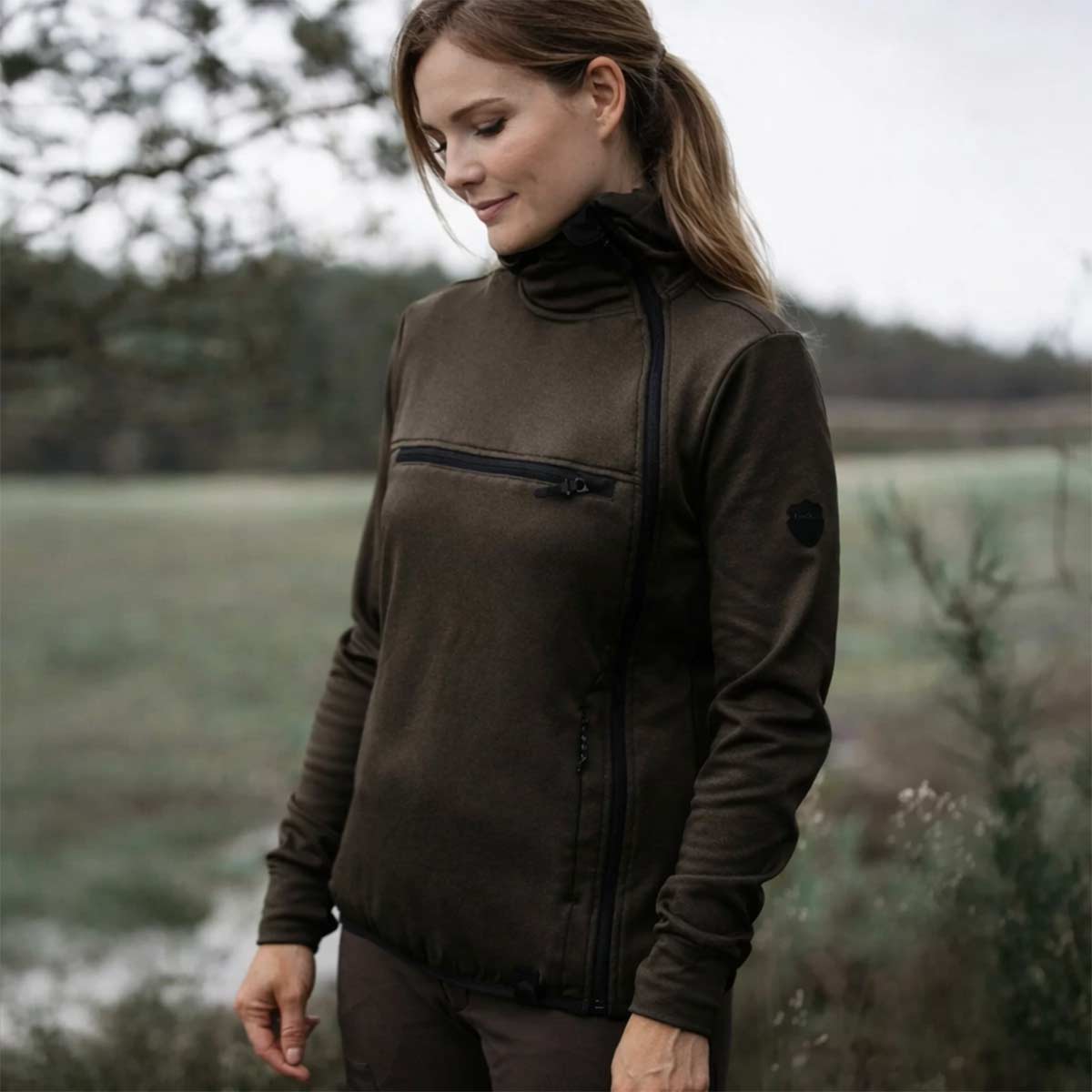 Northern Hunting Saga Women's Insulated Sweatshirt - Brown - Model